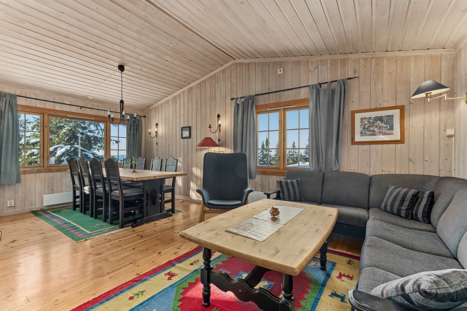 Innvendig fremstår hytta med gjennomgående bruk av treverk, som gir en lun og tradisjonell hyttefølelse. Galleribilde