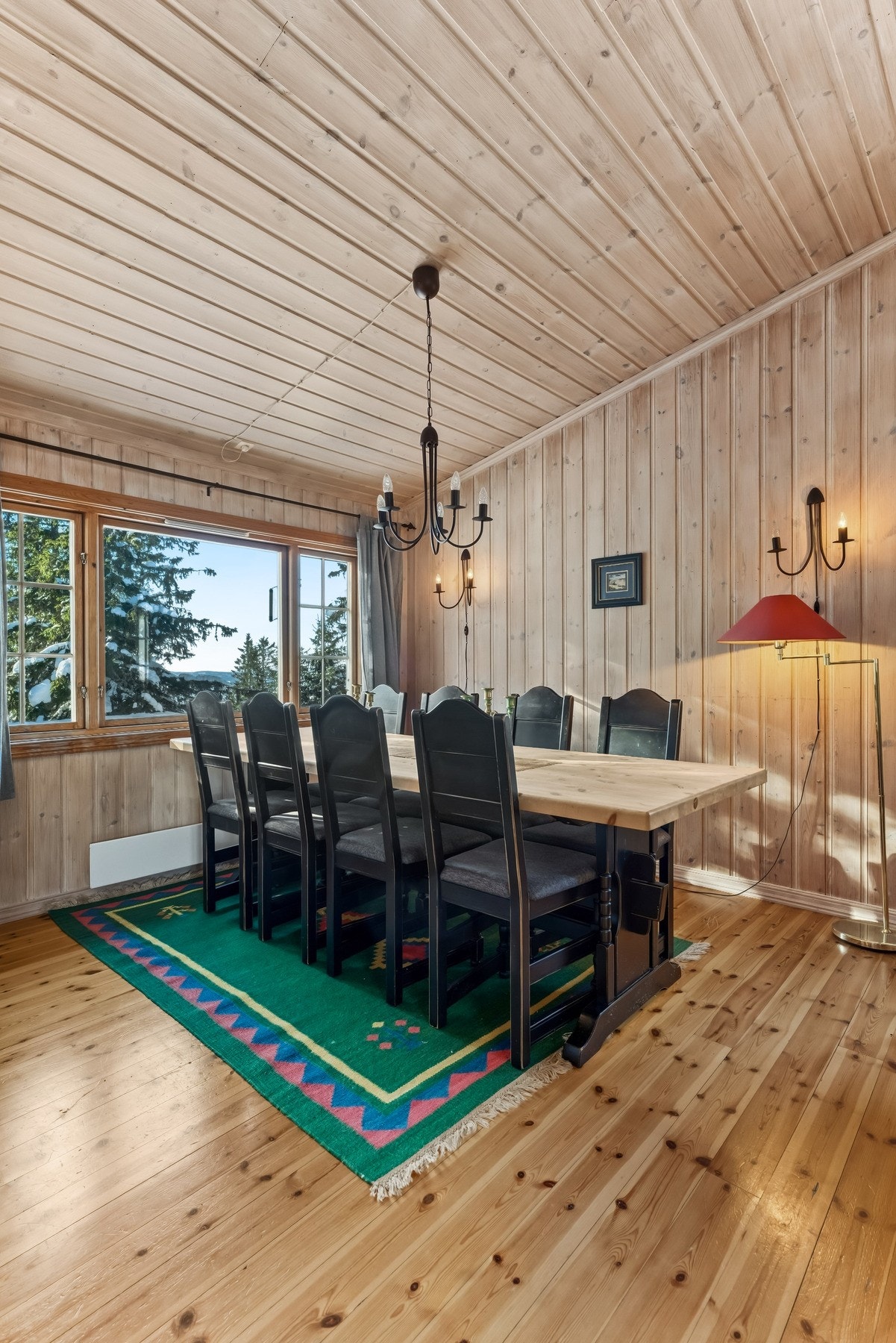God plass til romslig spisestue ved vinduet. Galleribilde