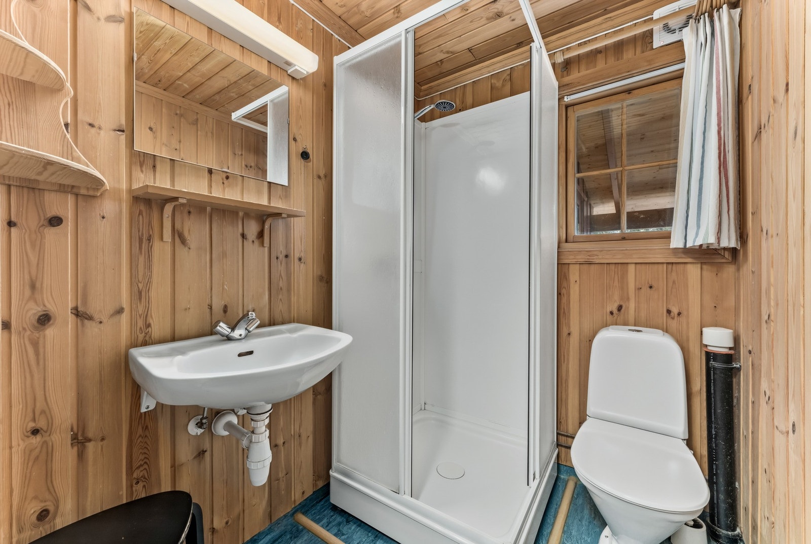 Badet har en enkel men funksjonell standard med vegger og himling i panel. Galleribilde