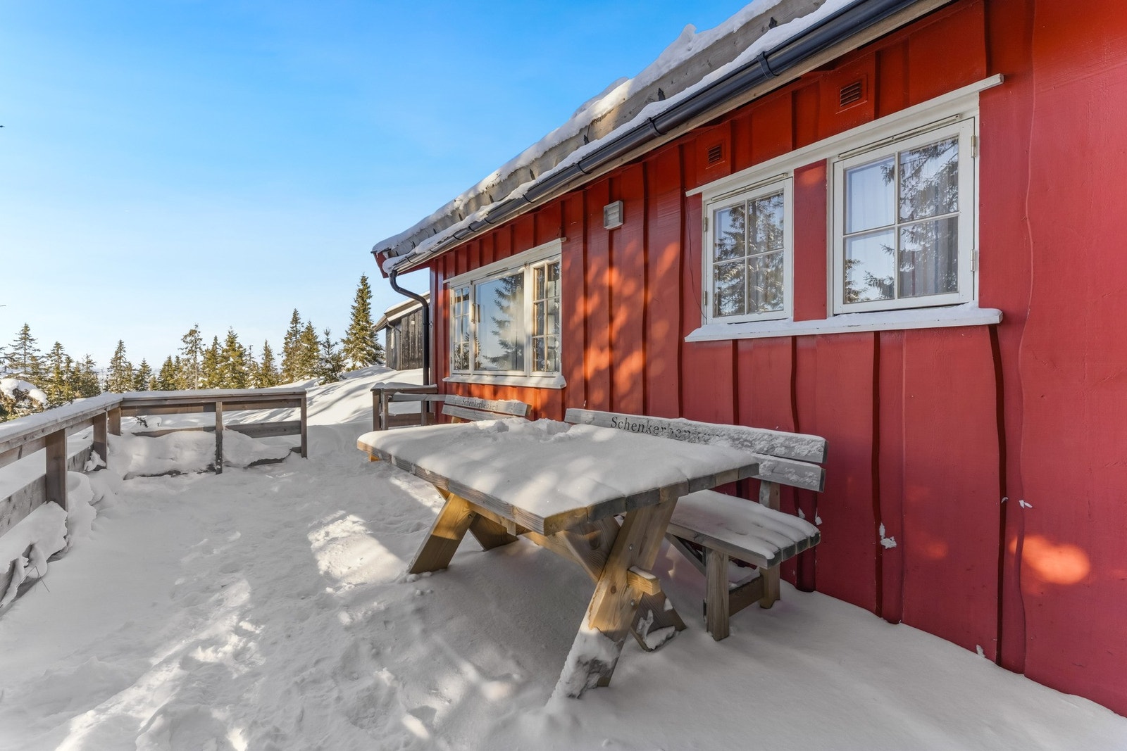Terrassen ved inngangspartiet danner et hyggelig uteområde med god plass til sittegrupper, perfekt for å nyte fine dager i rolige og naturskjønne omgivelser. Galleribilde