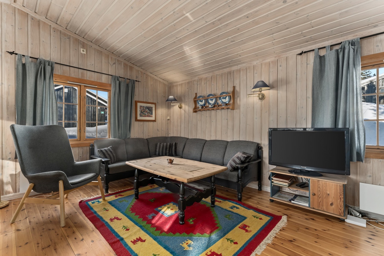 Lys og romslig stue med god plass til både sofa, spisestue og tilhørende møblement. Galleribilde