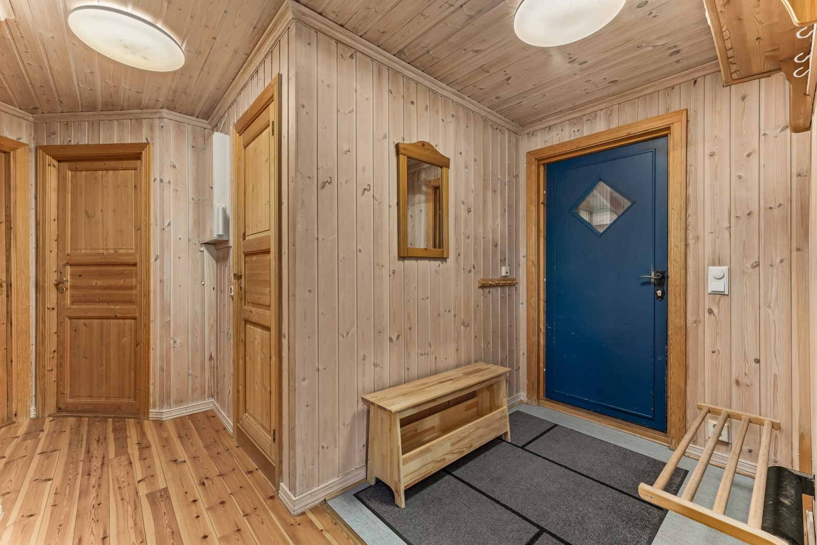 Gangen gir et ryddig førsteinntrykk og har god adkomst videre til både oppholdsrom og soveromsavdeling. Galleribilde