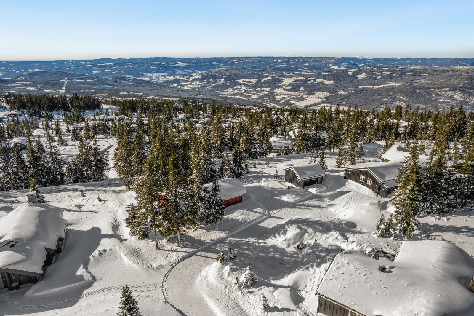 Eiendommen ligger i Midtåsvegen 20, i en rolig blindvei uten gjennomgangstrafikk, ca 950 m.o.h. Galleribilde