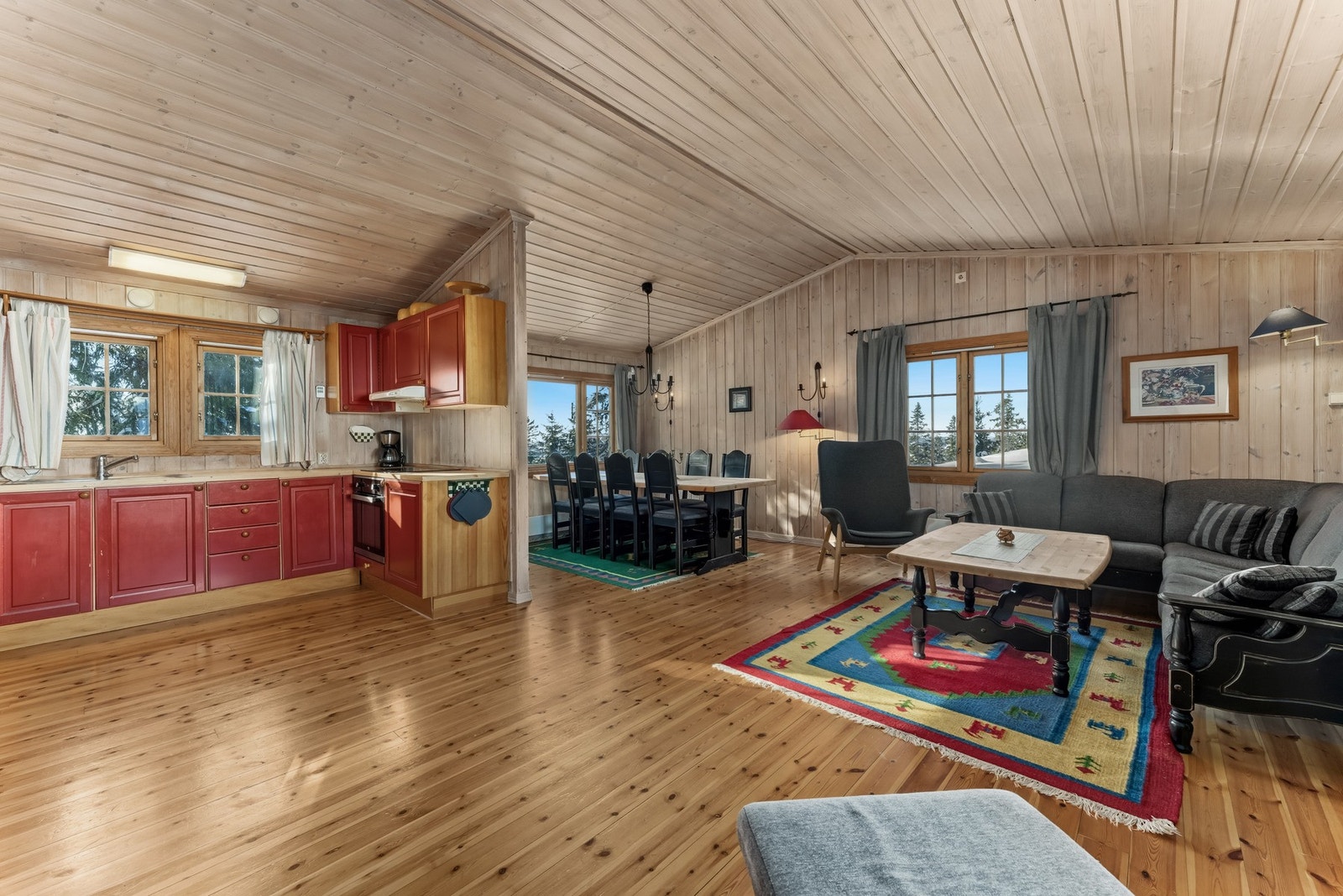Kjøkkenet ligger i åpen løsning mot stue og spisestue. Galleribilde