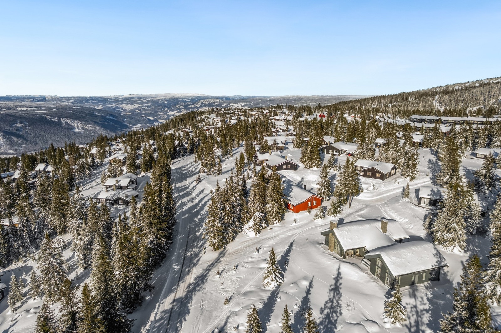 Her bor du med umiddelbar nærhet til alt Hafjell har å by på - restauranter, kafè, dagligvare, skiutleie, skiskole og heiskortsalg. Galleribilde