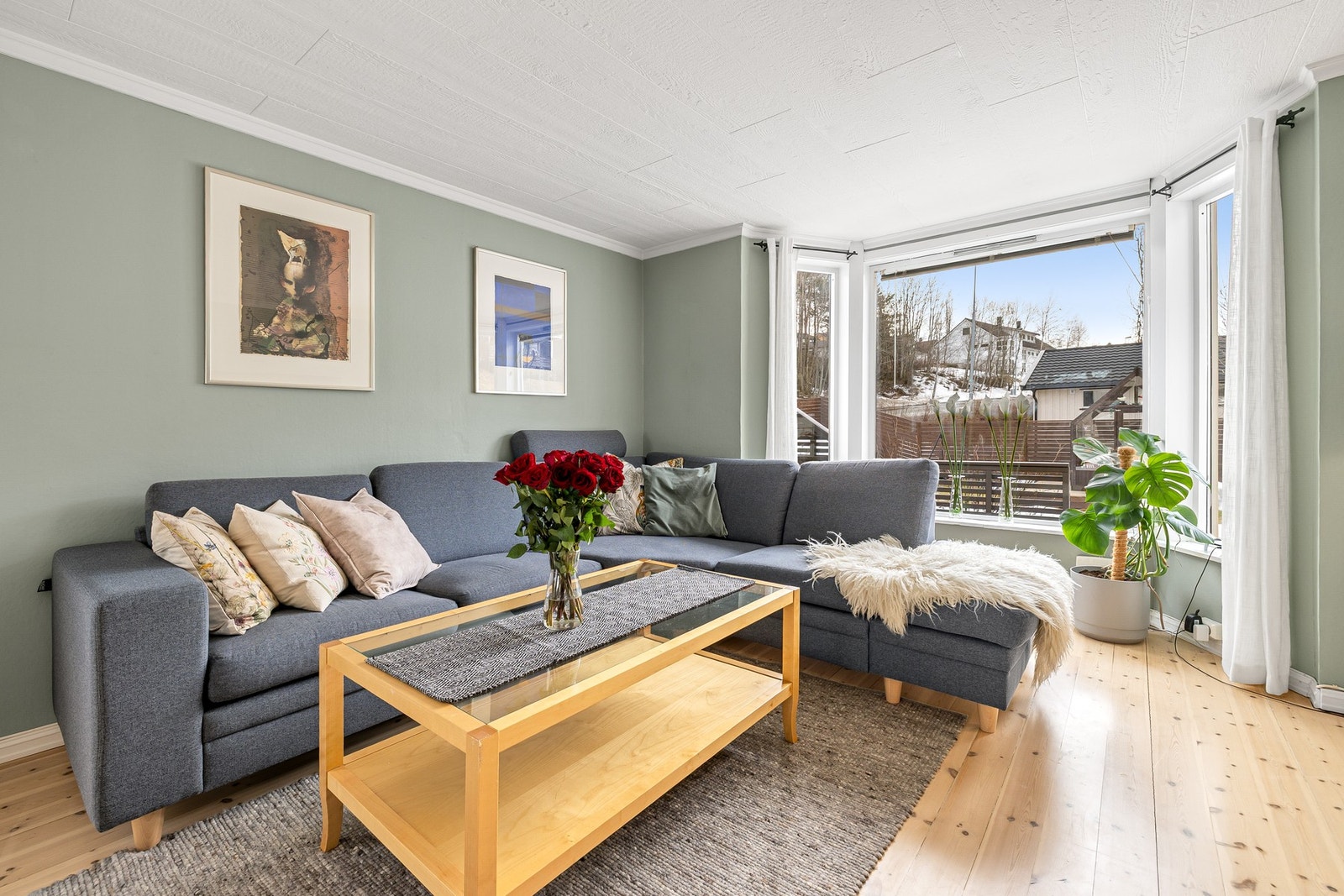 Stuen har en praktisk utforming som gjør at det er mange møbleringsmuligheter. Galleribilde