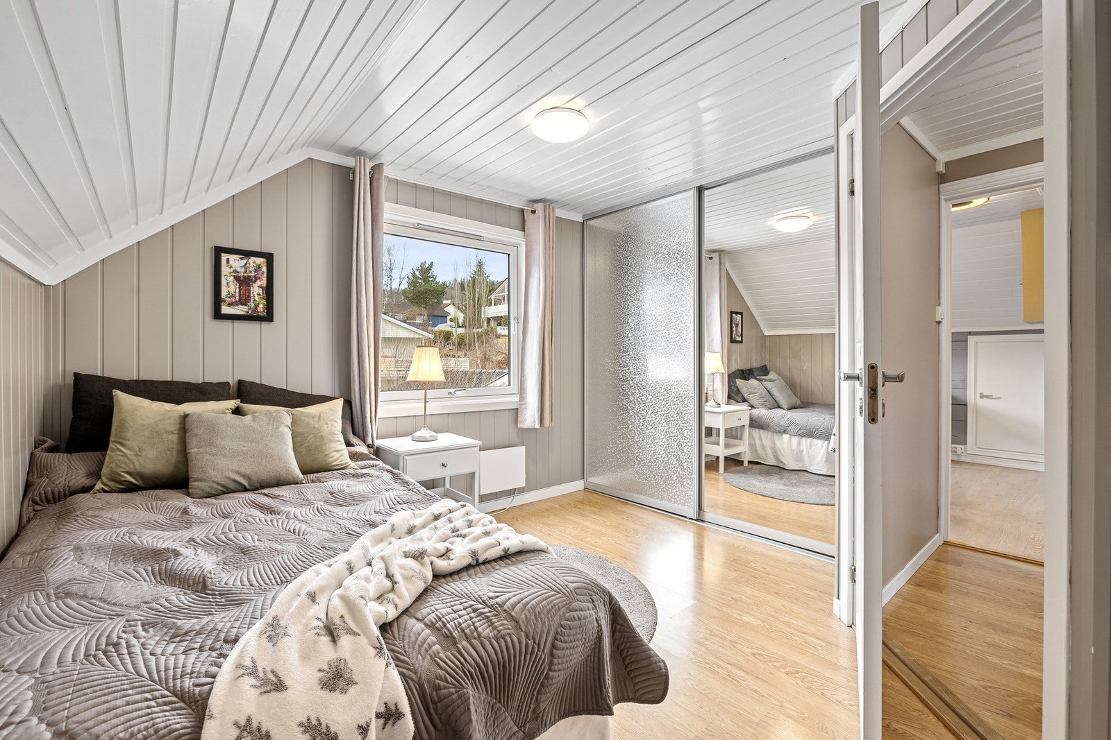 Koselig soverom på 11 kvm, med god plass til både seng, nattbord og oppbevaring. Galleribilde