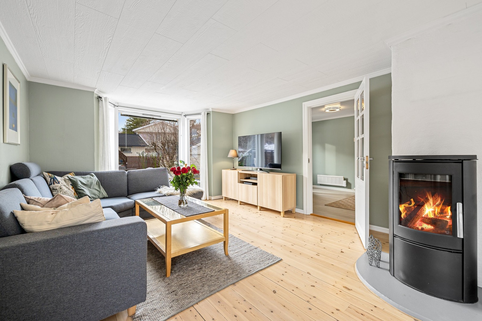 En lys og innbydende stue på 28,5 kvm med store vindusflater. Galleribilde