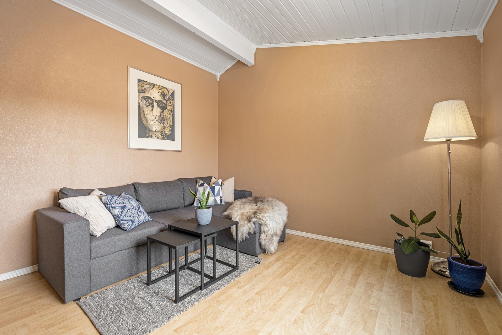 Fint soverom i 1. etasje med god takhøyde som gir en behagelig romfølelse. Det er et soverom i 1. etasje, og tre soverom i 2. etasje. Galleribilde