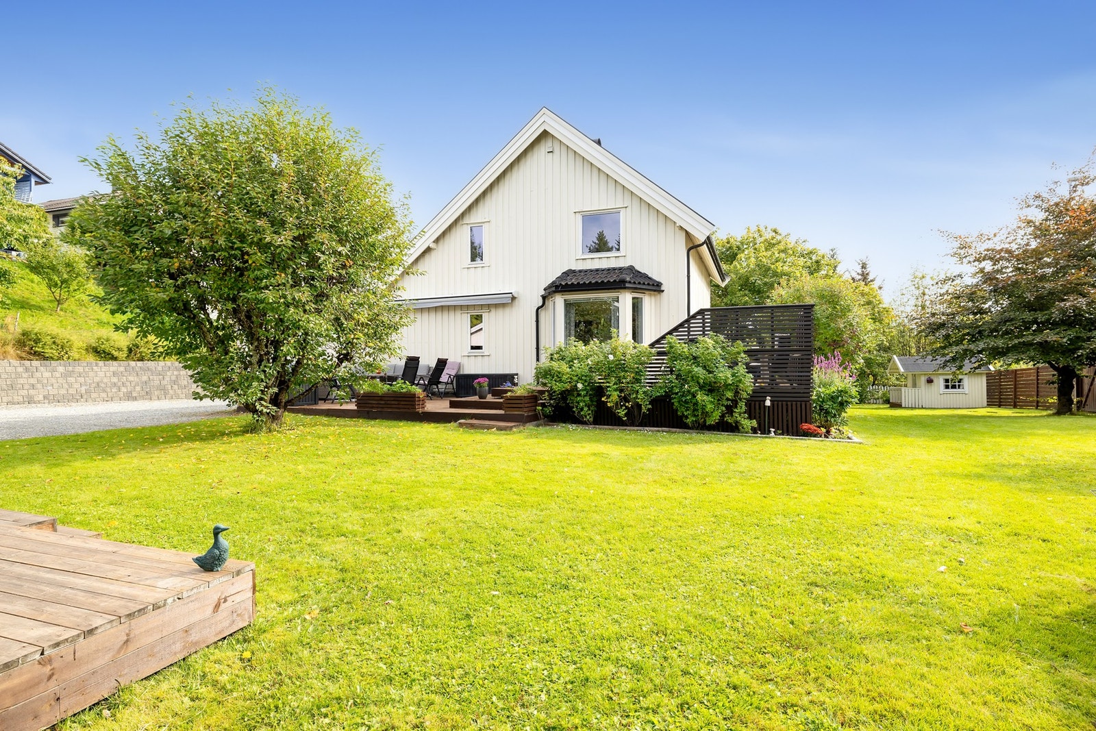 Dette er en sjarmerende enebolig med tilbaketrukket beliggenhet og stor tomt på ca. 1,3 mål. Galleribilde