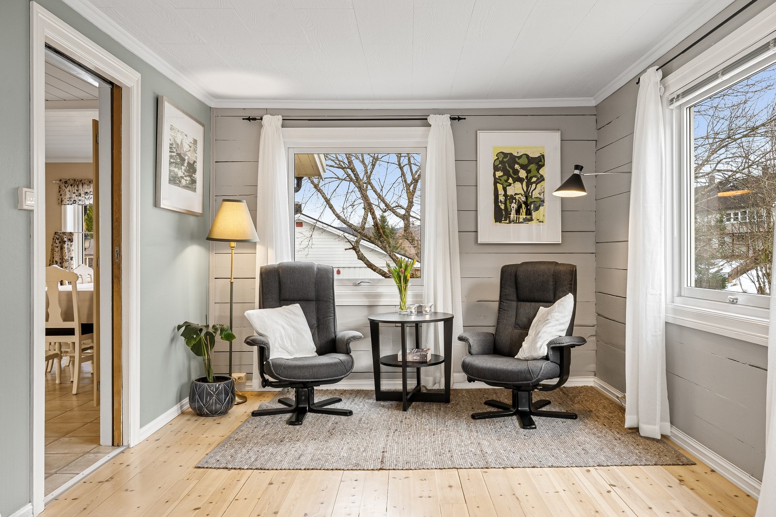 Lyst og trivelig hjørne med vinduer i god stand som gir rikelig dagslys. Alle vinduer i boligen har 2 - lags glass. Galleribilde