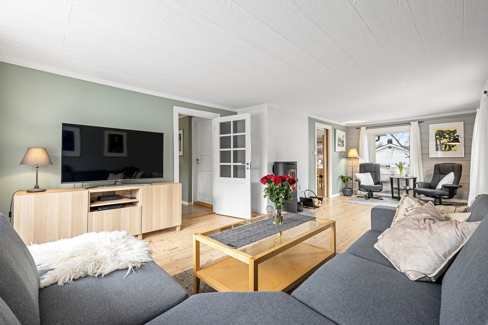 Her er det plass til både stor sofagruppe og egen koselig sittegruppe ved vinduet. Galleribilde