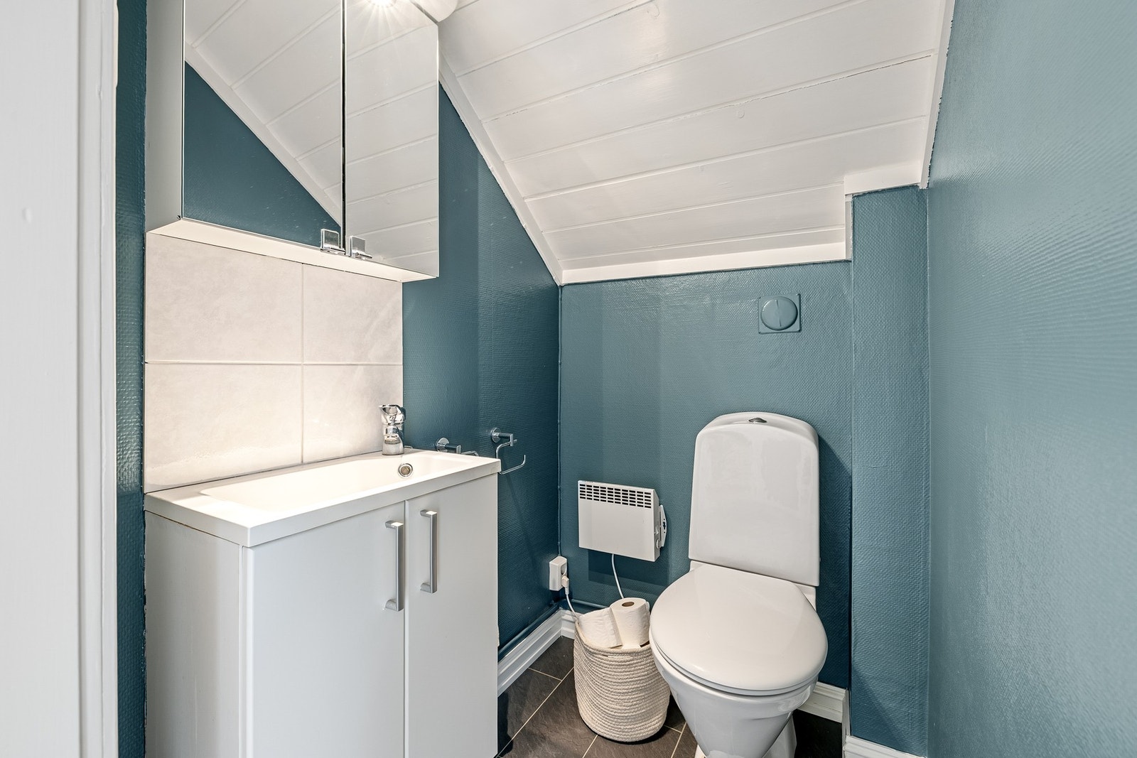 Separat toalettrom med servant i 2. etasje. Galleribilde