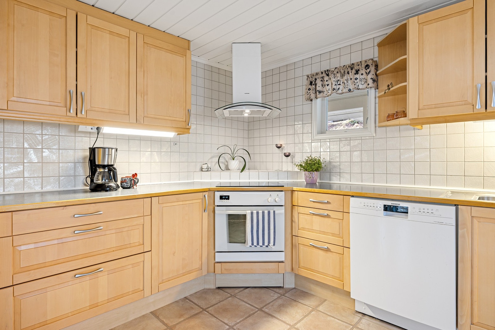 Det er integrerte hvitevarer som stekeovn og frittstående hvitevarer som oppvaskmaskin, kjøleskap og mikrobølgeovn. Overflater og innredning har fått TG 1 av takstmann. Galleribilde