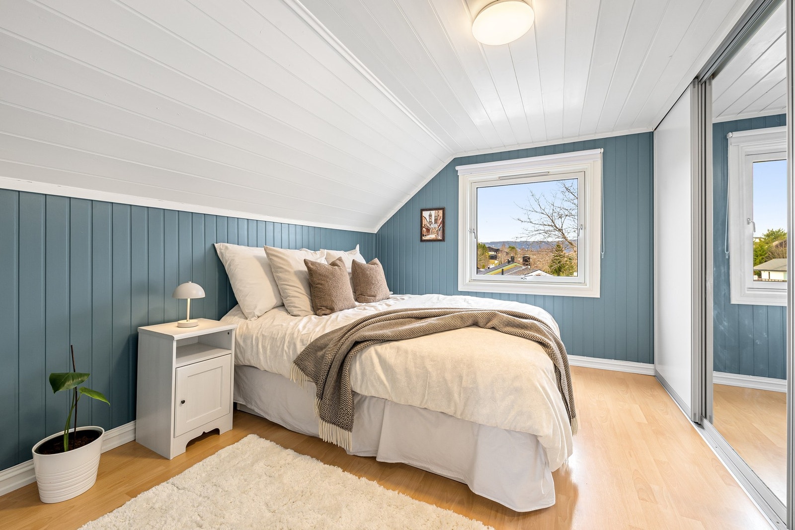 Soverom med god størrelse på 11 kvm, med fin utsikt fra vinduet. God plass til oppbevaring i skyvedørgarderobe. Galleribilde