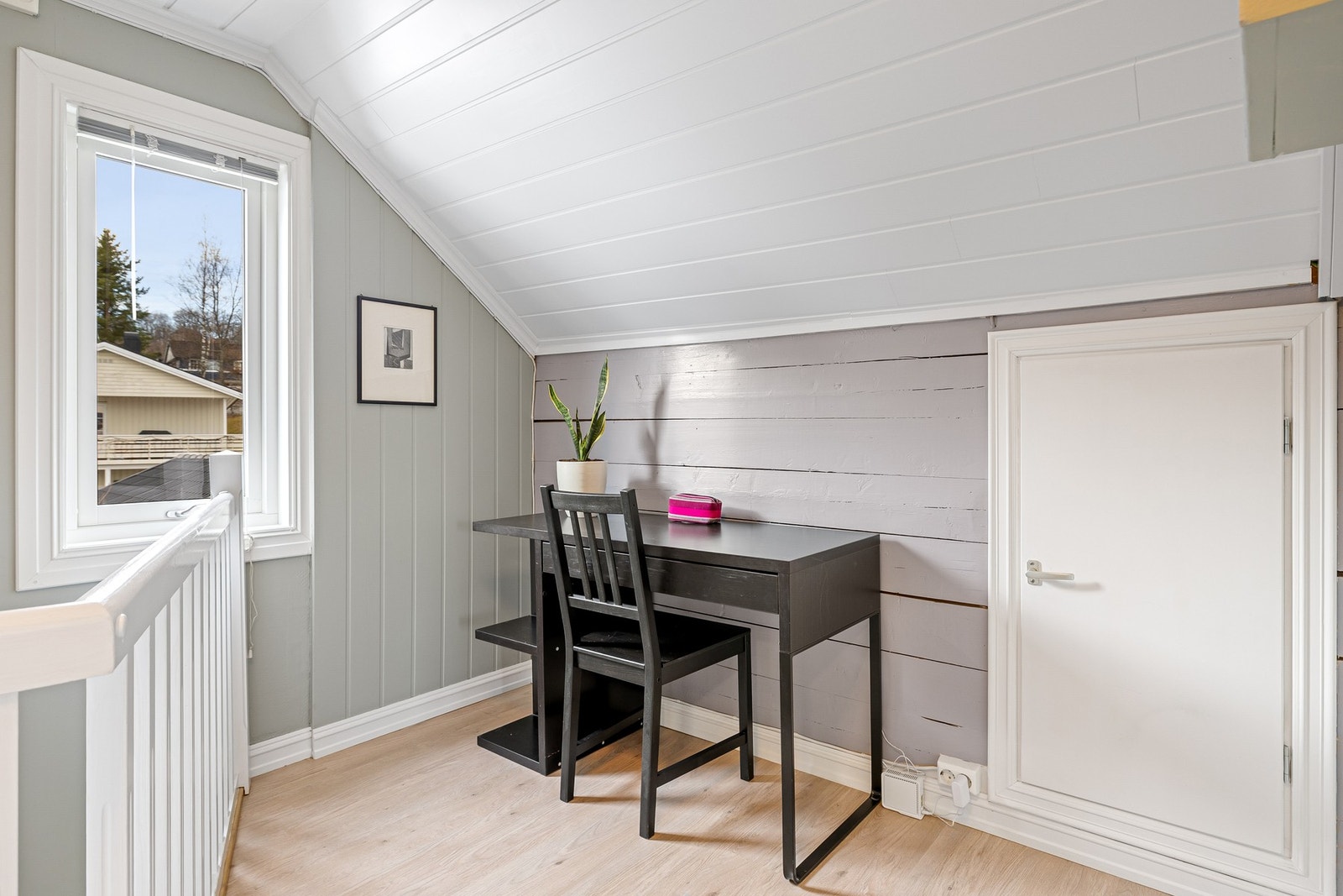 I 2. etasje er det tre soverom og en separat WC, samt entré mellom soverommene som binder etasjen fint sammen. Galleribilde