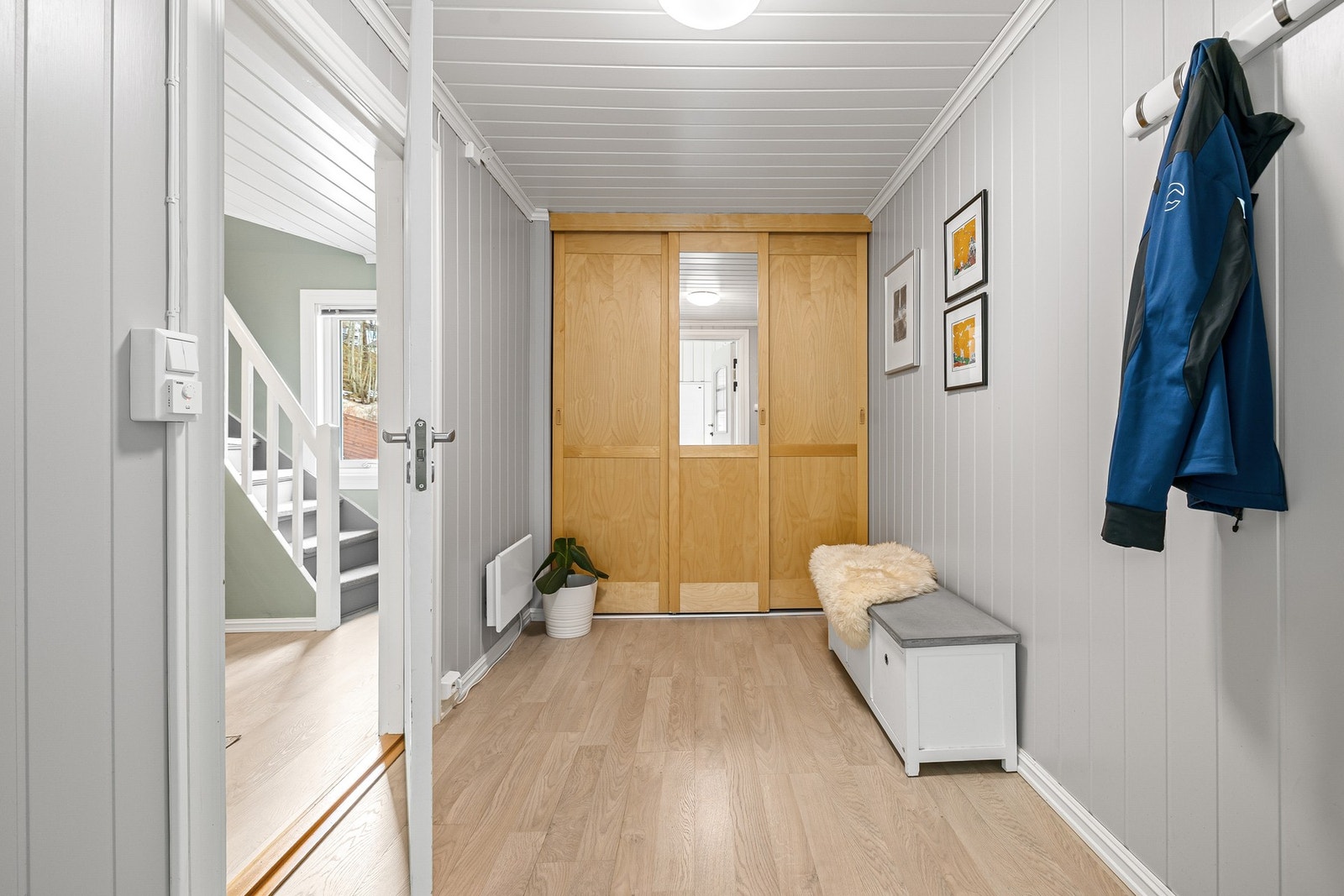 Gangen kombinerer god plass og flott oppbevaring, og gir et ryddig inntrykk av boligen. Galleribilde