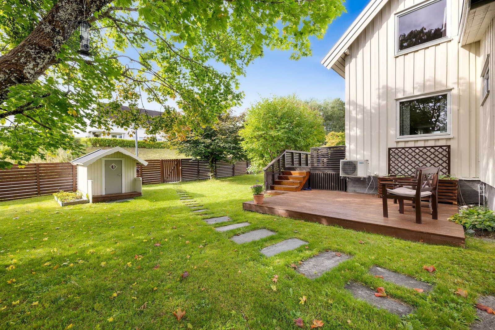 Tomten er velstelt med frodig beplantning og grønn plen. God plass til lek og uteaktiviteter. Galleribilde