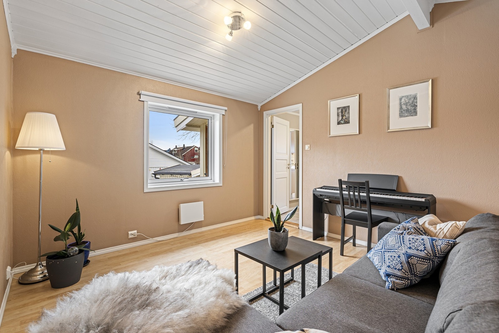 Her er det god plass til seng eller sofa, samt egen skrivepult. Galleribilde