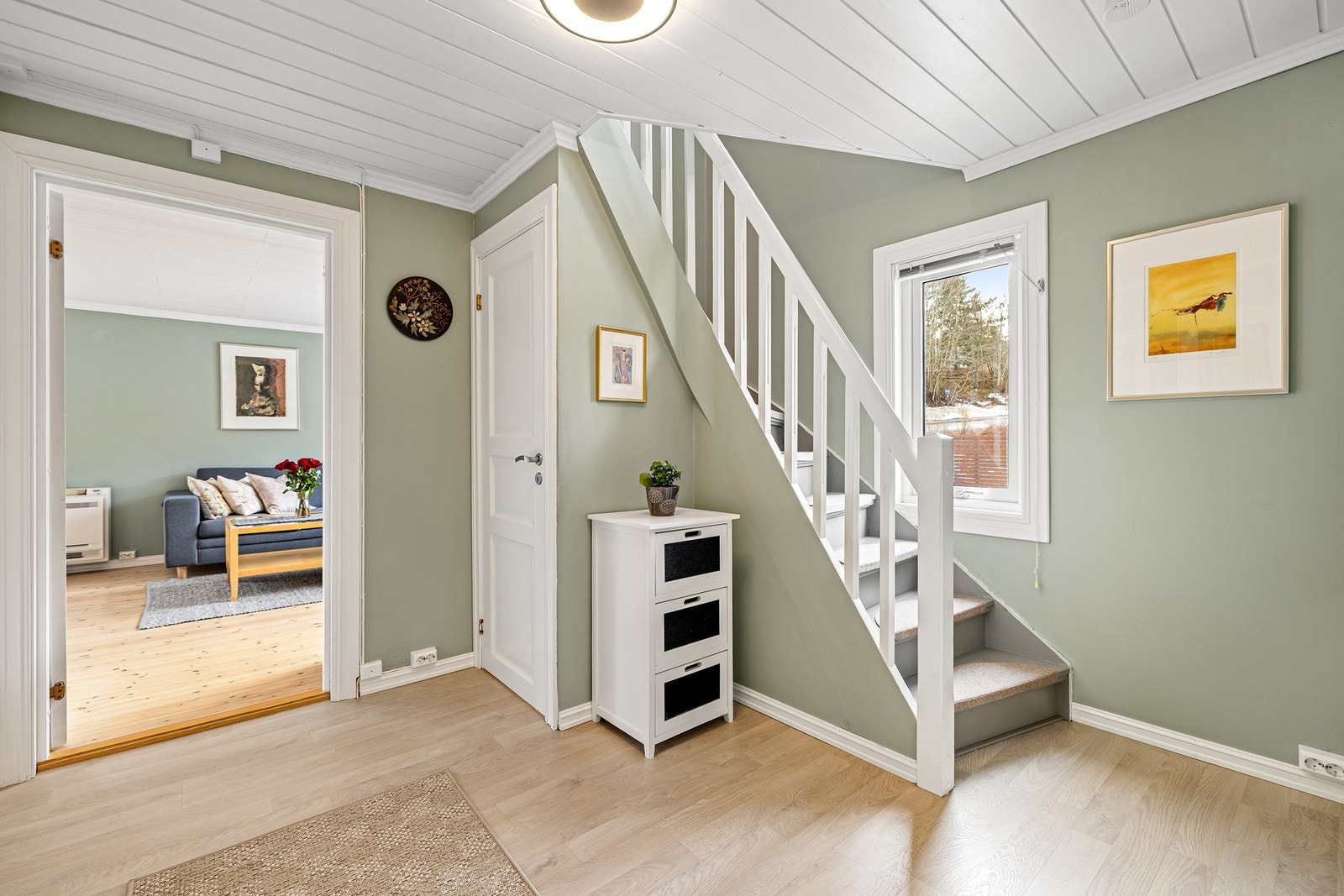 Boligens andre entré, med en praktisk trapp opp til 2. etasje. Galleribilde