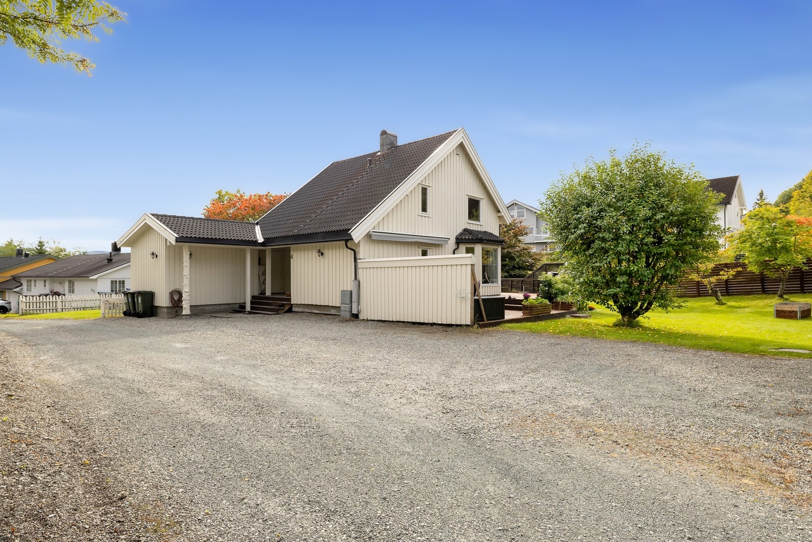 Velholdt fasade med et stilrent uttrykk og god plass foran huset som er praktisk for både parkering og hverdagsbruk. Galleribilde
