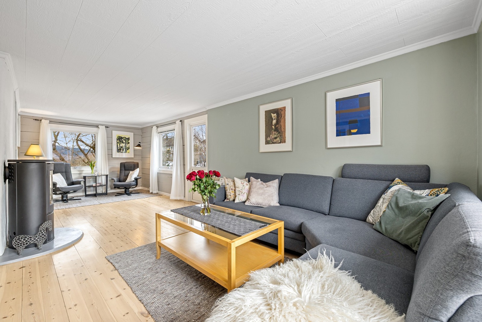 Pent og lyst tregulv som gir rommet et varmt og naturlig uttrykk. Galleribilde