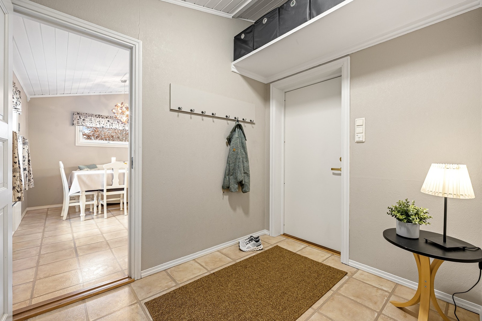 Boligen har to innganger i 1. etasje. Dette er det ene inngangspartiet med god plass til oppbevaring. Galleribilde