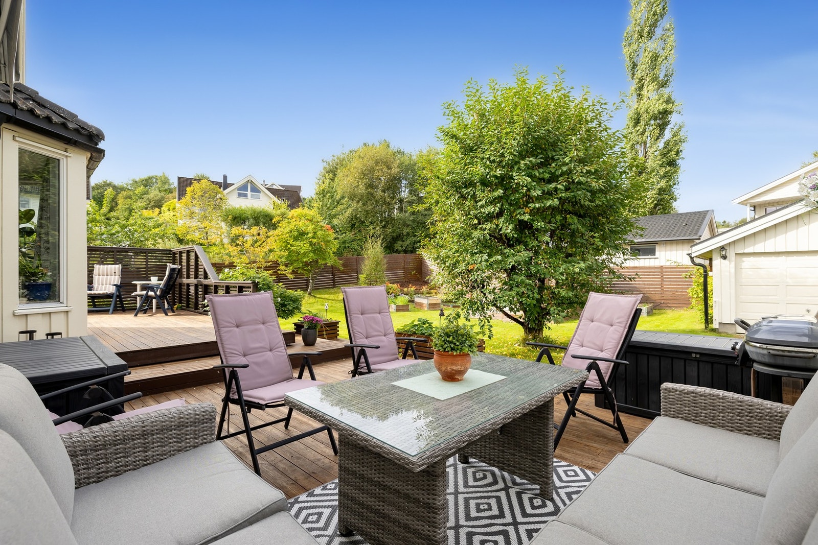 Terrassen byr på rikelig plass til både grill, utemøbler og hyggelige samlinger med familie og venner. Galleribilde