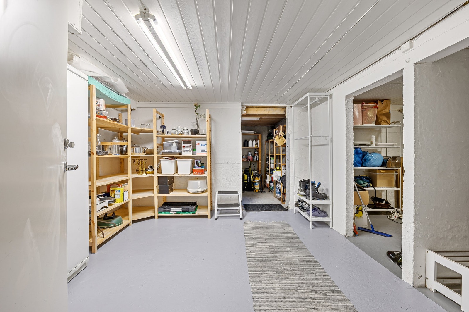 Boligen har fire boder i kjeller på god størrelse som gir gode lagringsmuligheter. Galleribilde