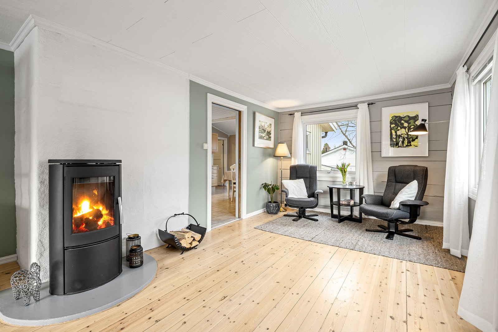 Vedovnen er fra 2011, og gir en stabil og god varmefordeling i stuen. Galleribilde