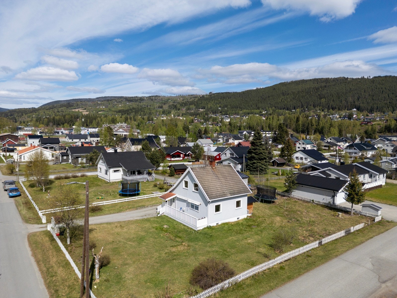 Fine turområder rett i nærområdet, både i skogen ovenfor sentrum, og nede ved elva Galleribilde