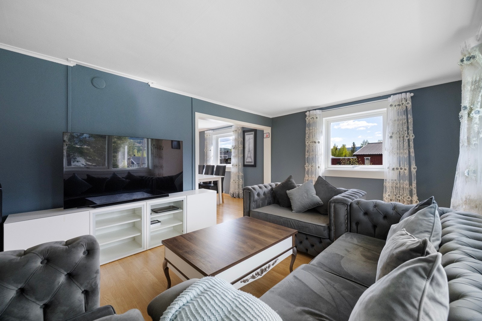 Koselig stue på hovedplan Galleribilde