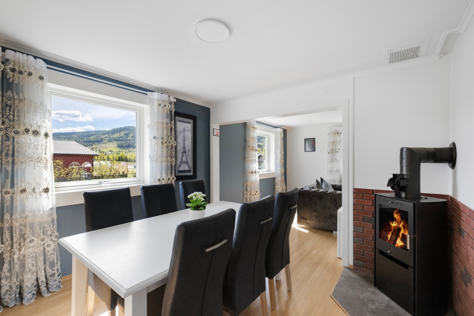 Spisestue i tilknytning til kjøkken Galleribilde