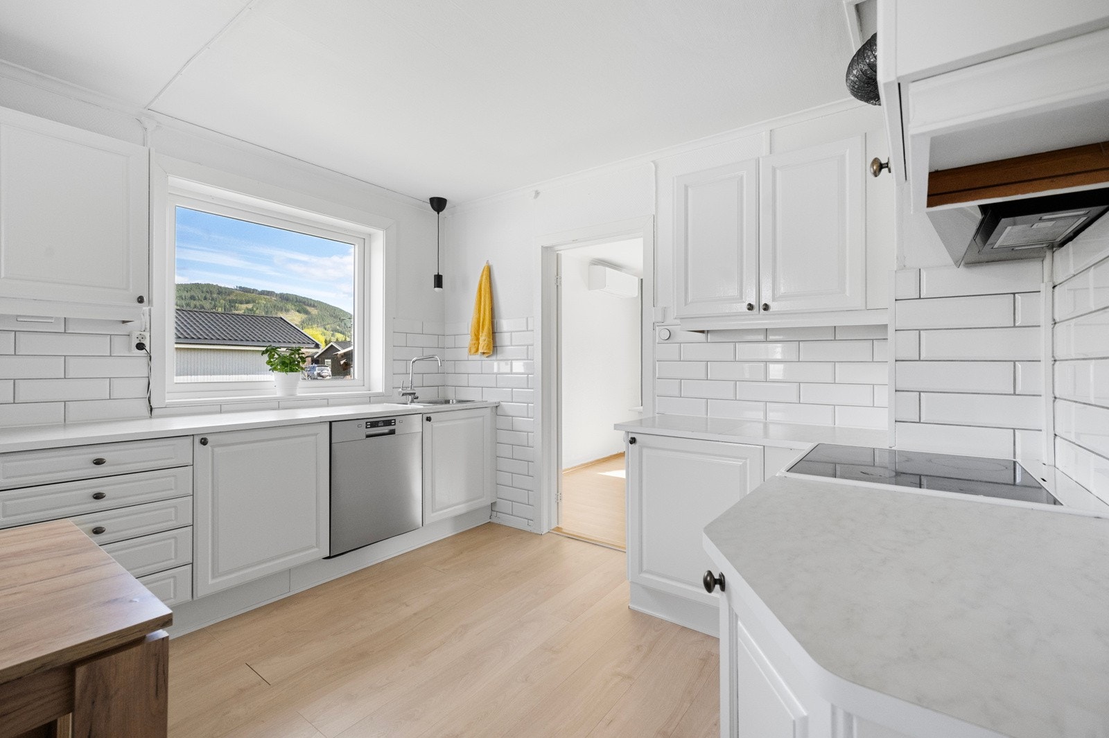 Kjøkkenet ble oppgradert med ny innredning i 2018, selv om deler av innredningen er av eldre dato Galleribilde