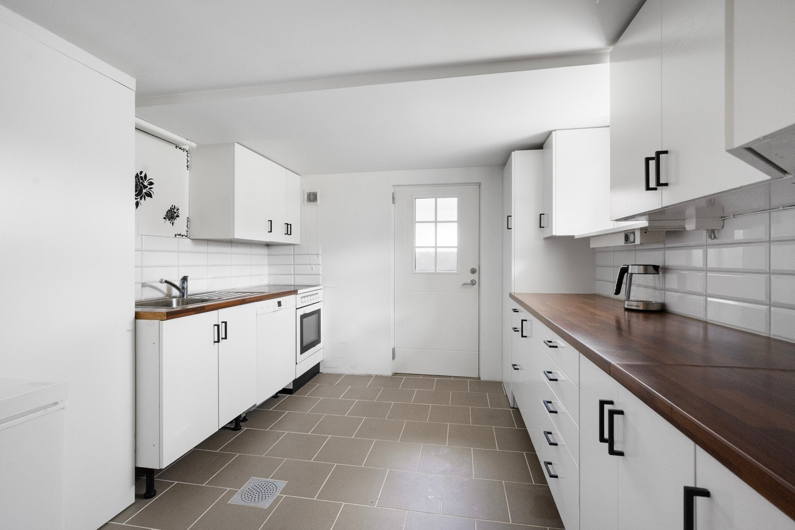 Kjøkkeninnredning er montert i kjelleretasje Galleribilde