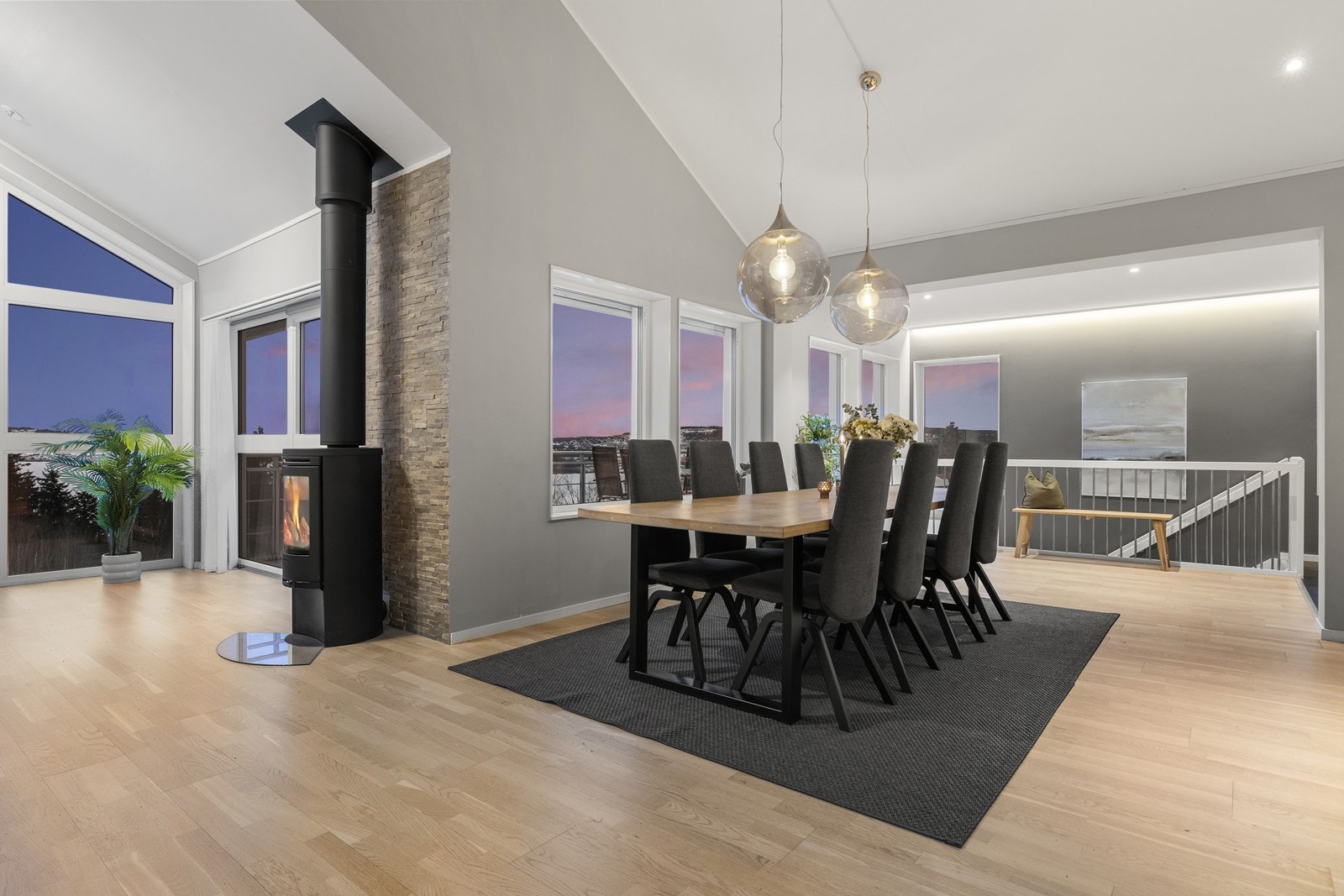 Lys og svært innbydende stue i åpen løsning med kjøkken og spisestue - et naturlig samlingspunkt i boligen. Galleribilde