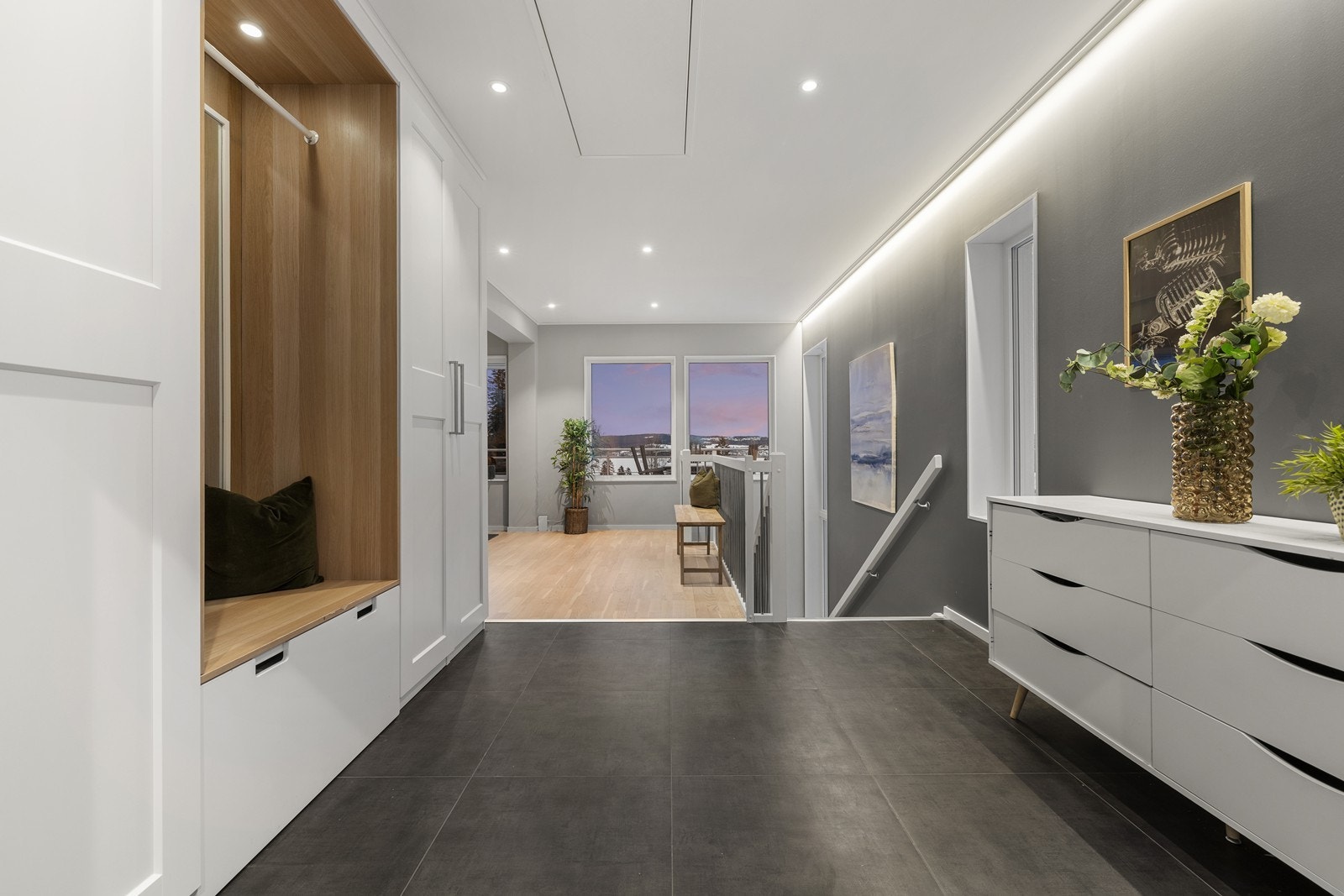 Videre adkomst til stue og trapperom. Varmekabler i gulv og isolert lagringsloft over gangen. Galleribilde