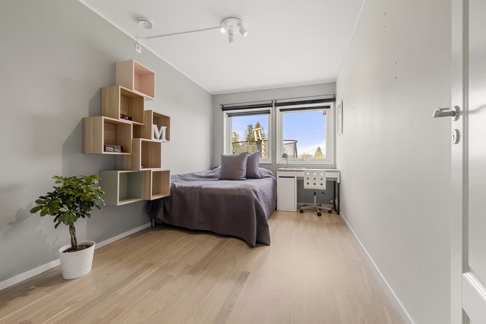 Soverom II er lyst og innredet med både seng og skrivebord, med to vinduer som slipper inn rikelig med dagslys. Galleribilde