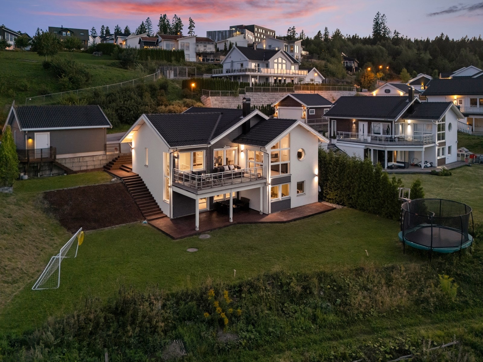 Boligen ligger sentralt i attraktive Smestad - et rolig og etablert boligområde med trygt nærmiljø. Galleribilde