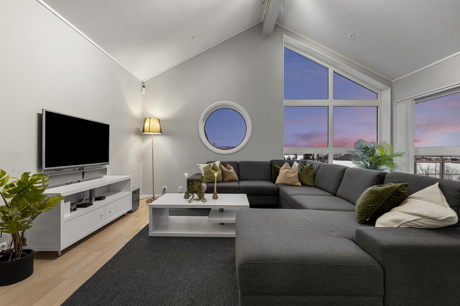 Rommet har god plass til både sofagruppe, spisebord og TV-møblement, med fleksible møbleringsmuligheter. Galleribilde