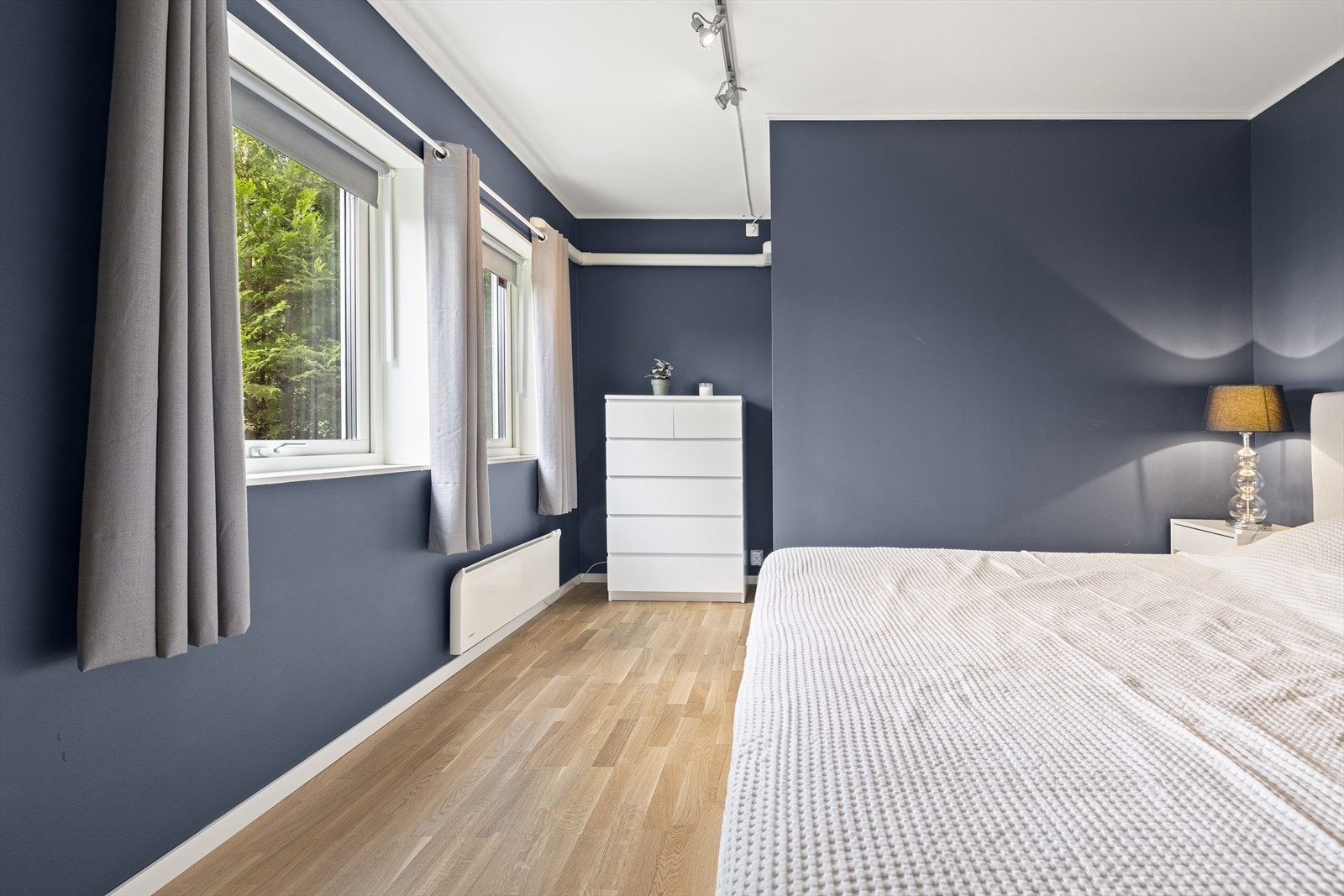 Hovedsoverommet har en rolig og behagelig fargetone, god plass til dobbeltseng og tilhørende møblement. Galleribilde