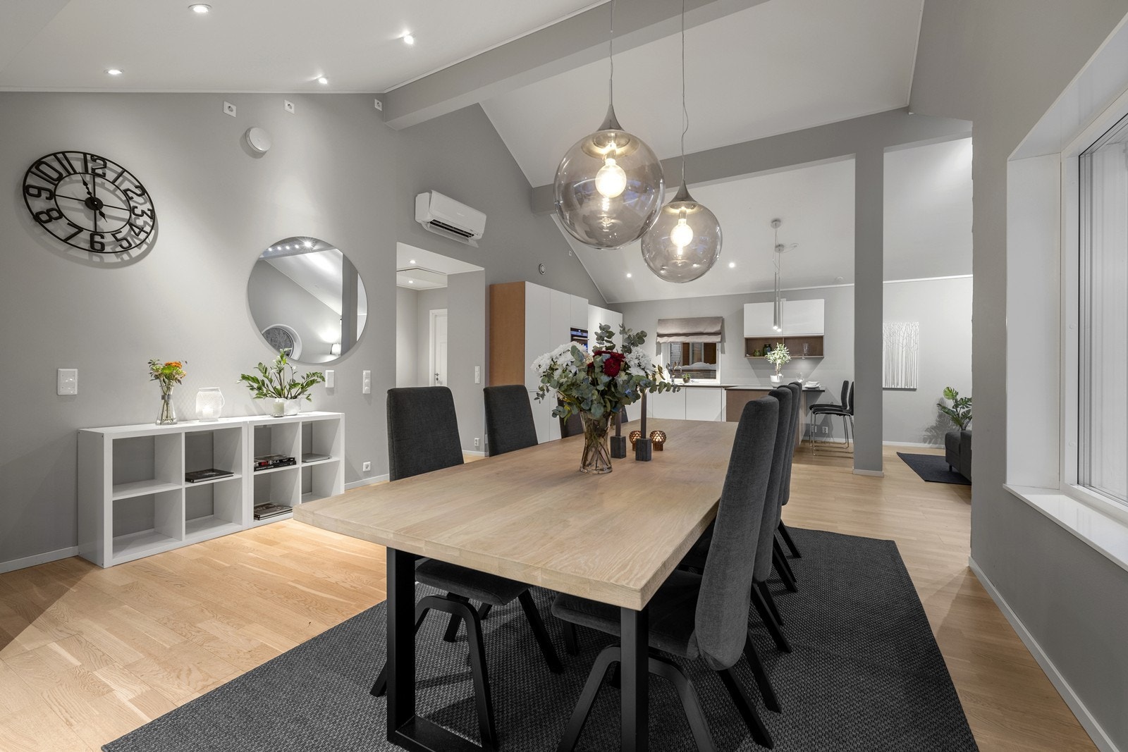 Et sosialt og allsidig oppholdsrom med mange bruksmuligheter - komfortabelt supplert med både varmepumpe og peis Galleribilde