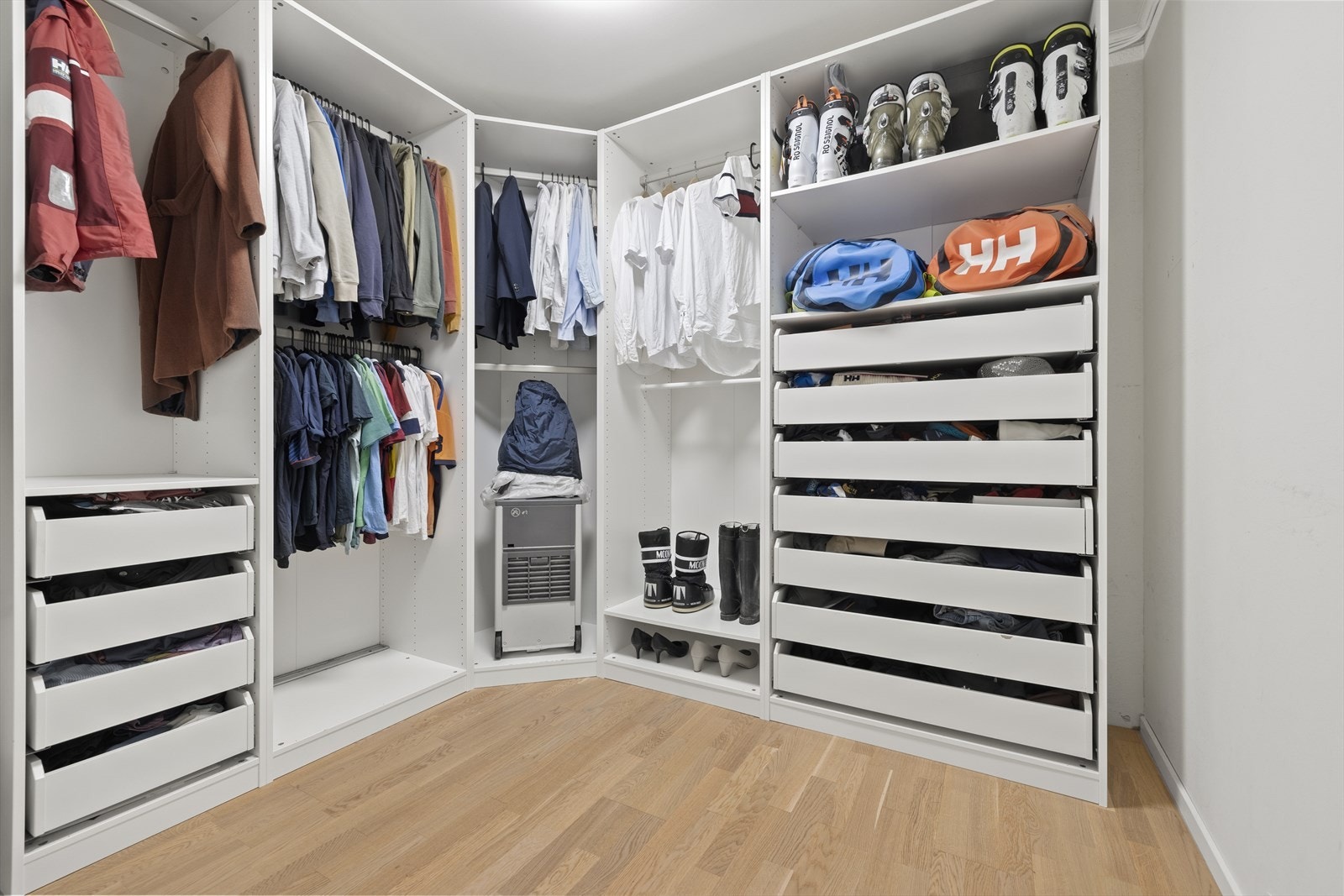 Videre er det adkomst til en praktisk bod som i dag er innredet som garderobe - en smart løsning som gir ekstra oppbevaringsplass og god orden. Galleribilde