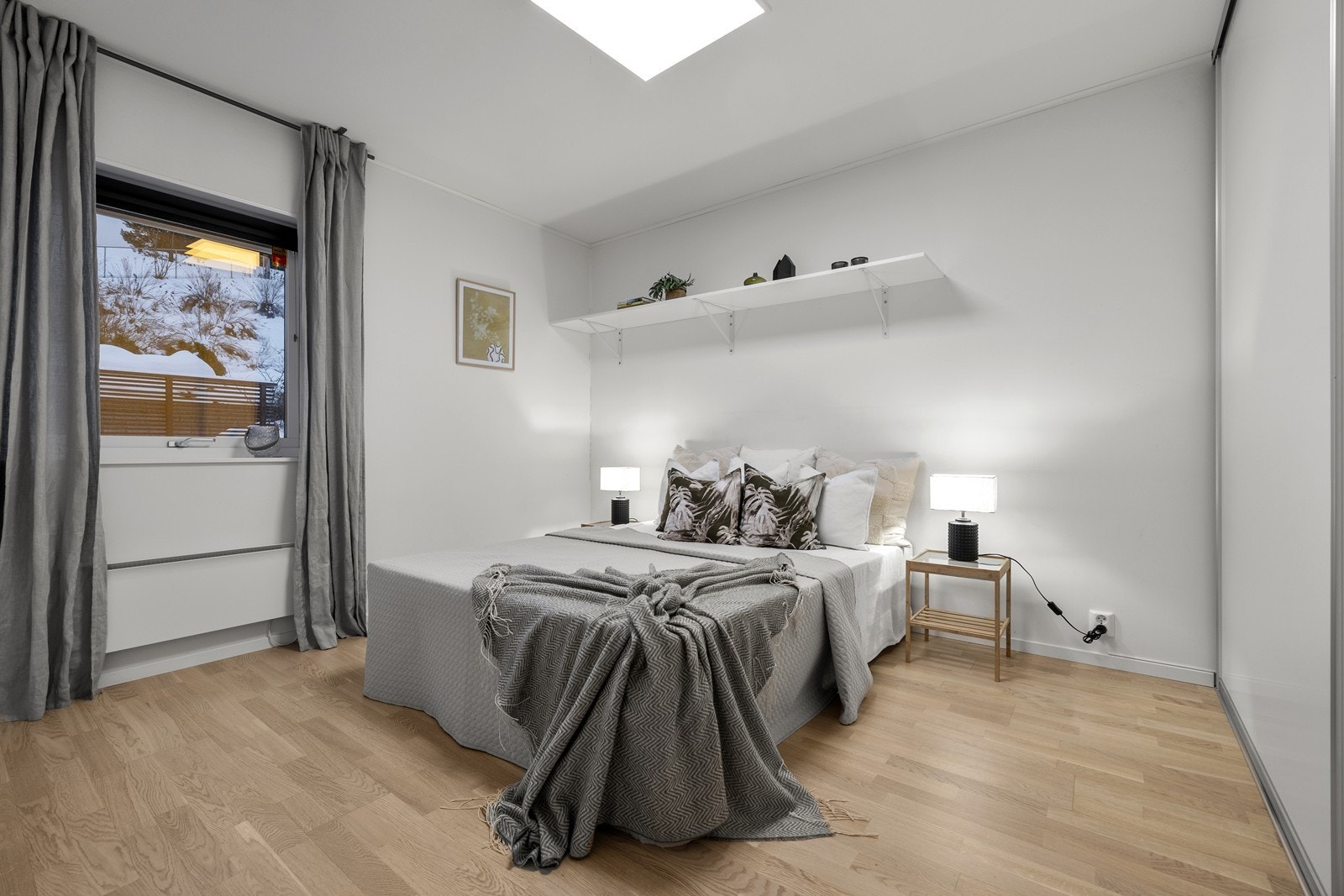 Romslig og innbydende soverom med god plass til både stor seng og praktisk garderobeløsning. Galleribilde