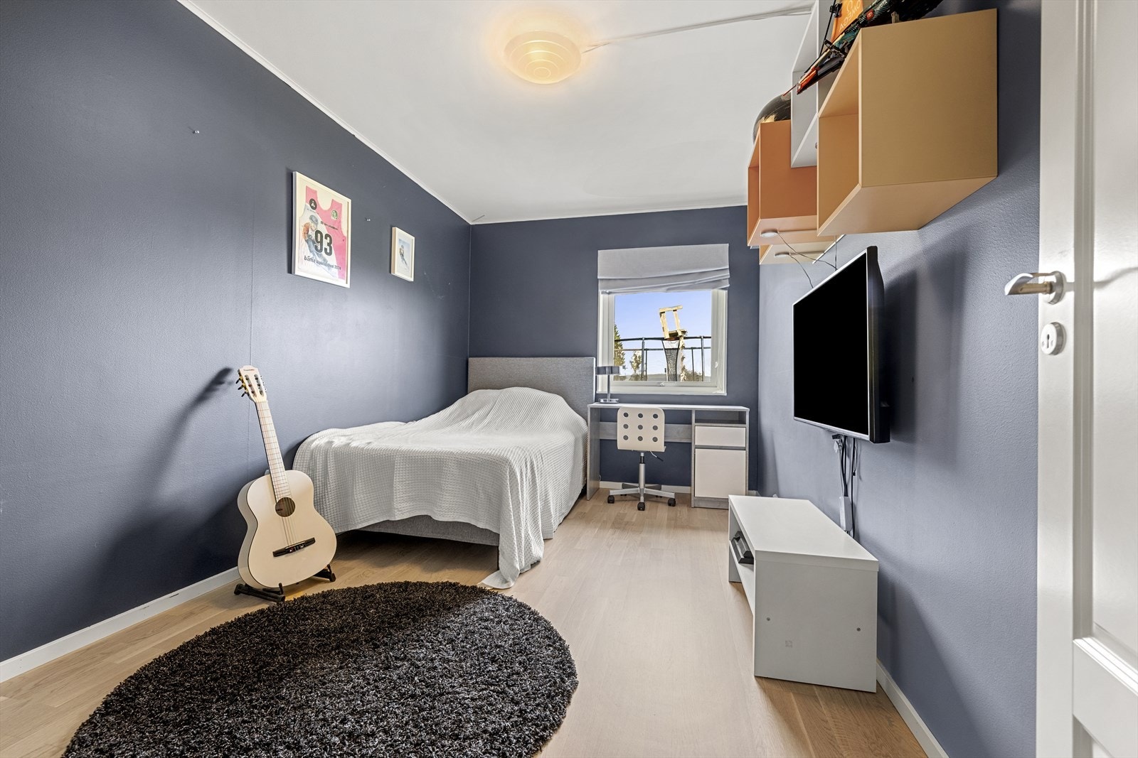 Det tredje soverommet brukes som barne- eller ungdomsrom, med pene overflater og god gulvplass som gir fleksible bruksmuligheter. Galleribilde