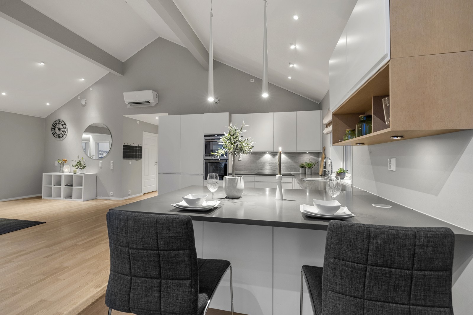 Stilren innredning med hvite, slette fronter, integrerte hvitevarer og god arbeidsbelysning gir både et minimalistisk uttrykk og gode arbeidsforhold. Galleribilde