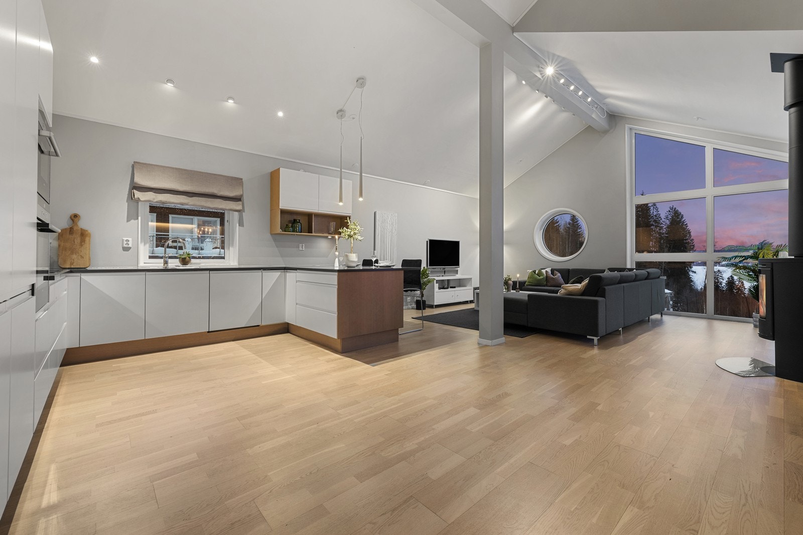 Boligen tilbyr blant annet fem romslige soverom, to bad, imponerende takhøyde og store vindusflater som slipper inn rikelig med naturlig lys. Galleribilde