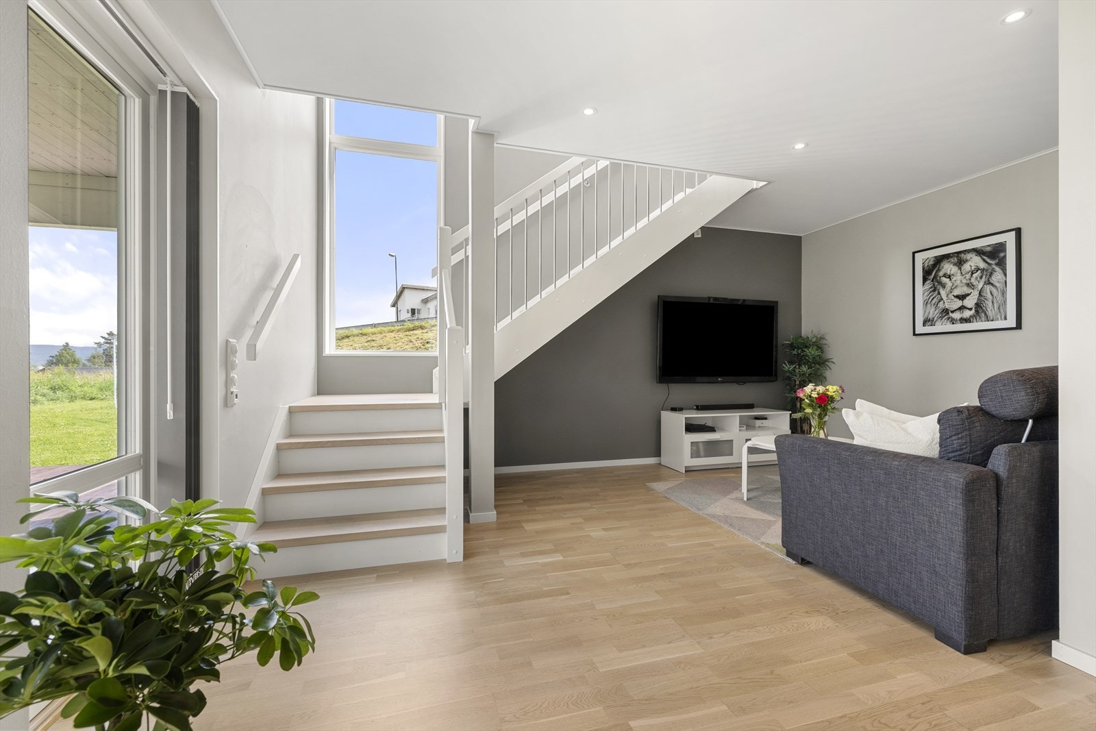 Lyst og trivelig stuerom med store vinduer og utgang til terrasse - perfekt som stue nr. 2 eller en egen, skjermet sone. Galleribilde