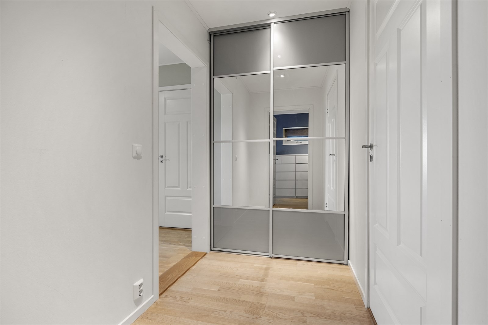 Mellomgang med praktisk garderobeløsning som gir ekstra oppbevaringsplass og god orden i hverdagen. Galleribilde