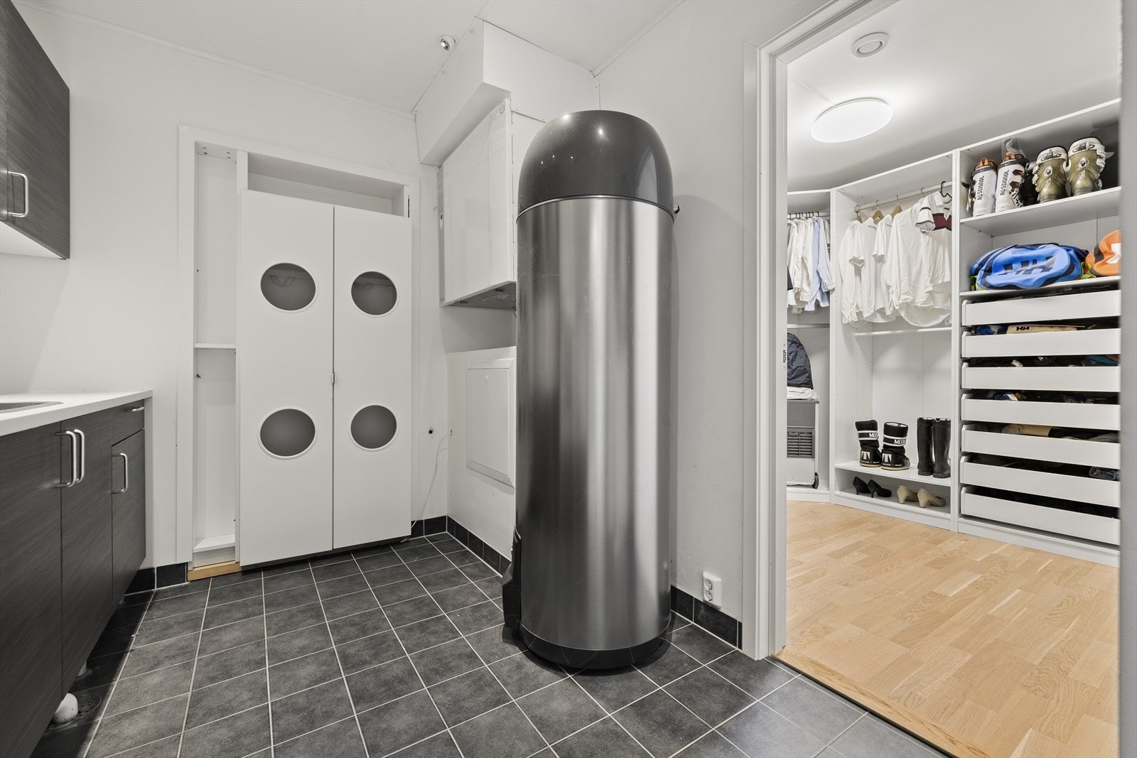 Downlights i taket og varmekabler i gulvet gir ekstra komfort. Videre adkomst til bod som i dag benyttes som garderobe. Galleribilde